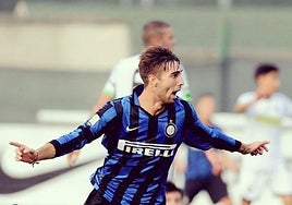Miguel Marí celebra un gol con el Inter en noviembre de 2015.