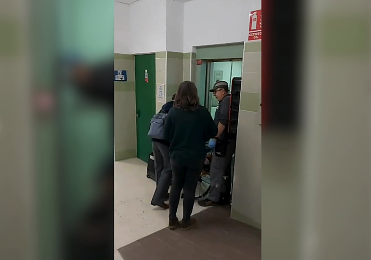 El primer alumno que sube al ascensor del centro educativo.