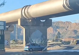 Un conductor aprovecha la pérdida de agua del Trasavse Tajo-Segura para lavar el coche.