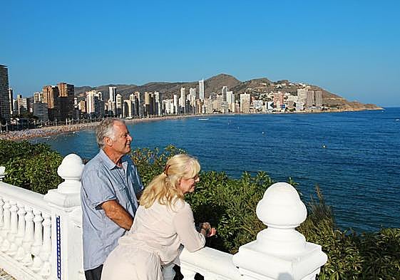 Una pareja de mayores en Benidorm.