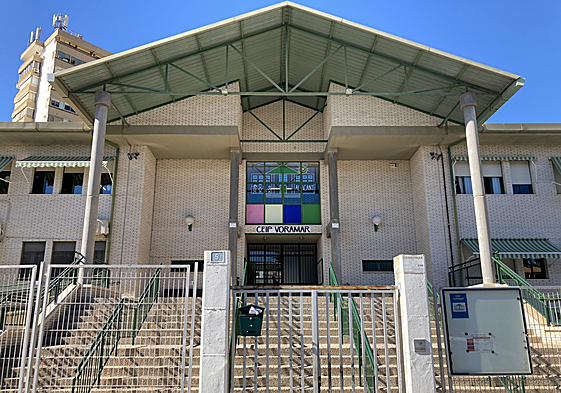 Entrada al centro educativo del cabo dela Huerta.