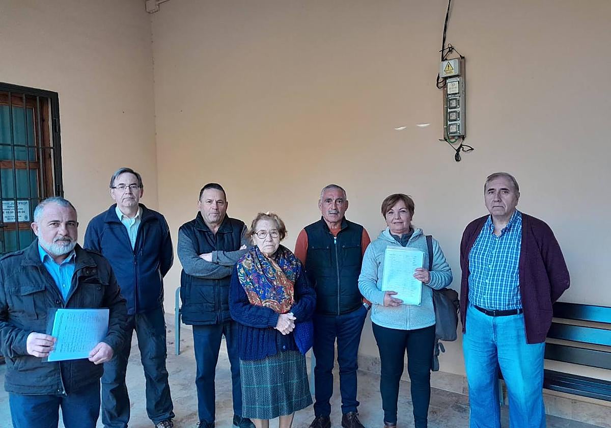 Miembros de la plataforma con el manifiesto presentado al Ayuntamiento.