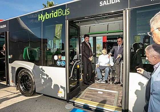 El alcalde, Luis Barcala, y el presidente de Vectalia, Antonio Arias, presentan los nuevos autobuses eléctricos.