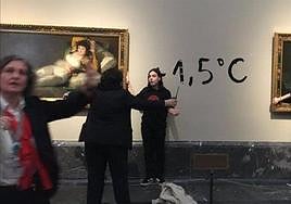 Activistas ecológicas se pegan al marco de los cuadros de 'Las Majas' de Goya en el Museo del Prado.