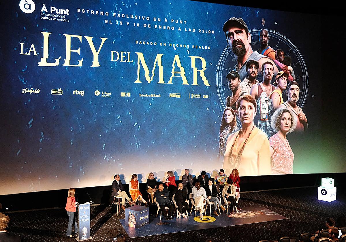 Actores, director, guionista y productor durante el preestreno en Alicante.