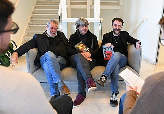 Jorge Díaz, Antonio Mercero y Agustín Martínez, los Carmen Mola, durante la entrevista.