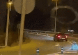 La investigada conduciendo en sentido contrario.