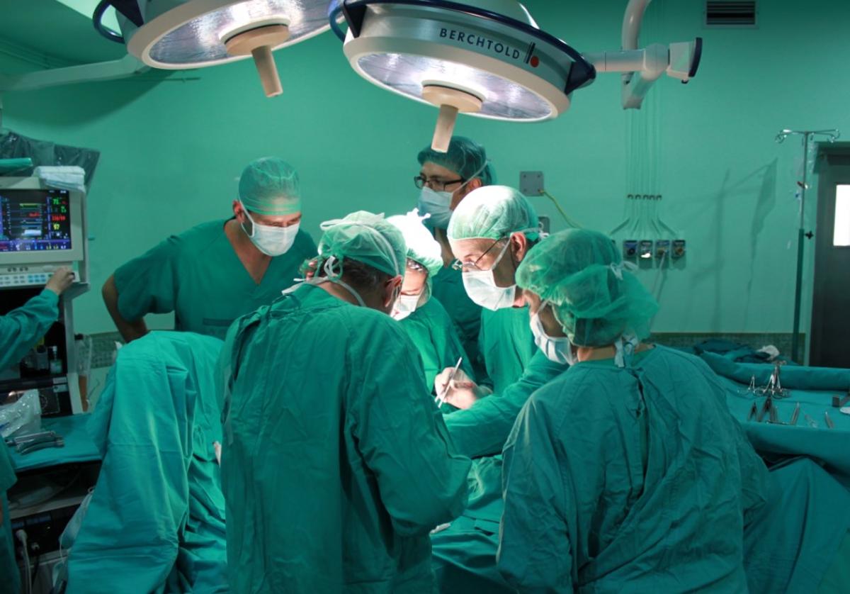 Sanidad reduce a la mitad el número de pacientes en espera para cirugías prioritarias
