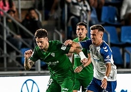 Manu Nieto, que debutó con la camiseta franjiverde, trata de superar a un rival del Tenerife
