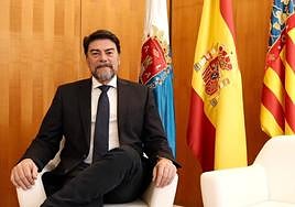 El alcalde, Luis Barcala, con la bandera de la ciudad y de España.