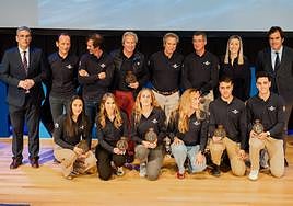 Las tripulaciones campeonas de España, Tanit IV Medilevel y Dorsia Covirán City & Beach junto a Miguel López Barbero, Lídia López y José Antonio Cornejo.