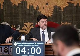 El alcalde, Luis Barcala, en una imagen de archivo del pleno municipal.