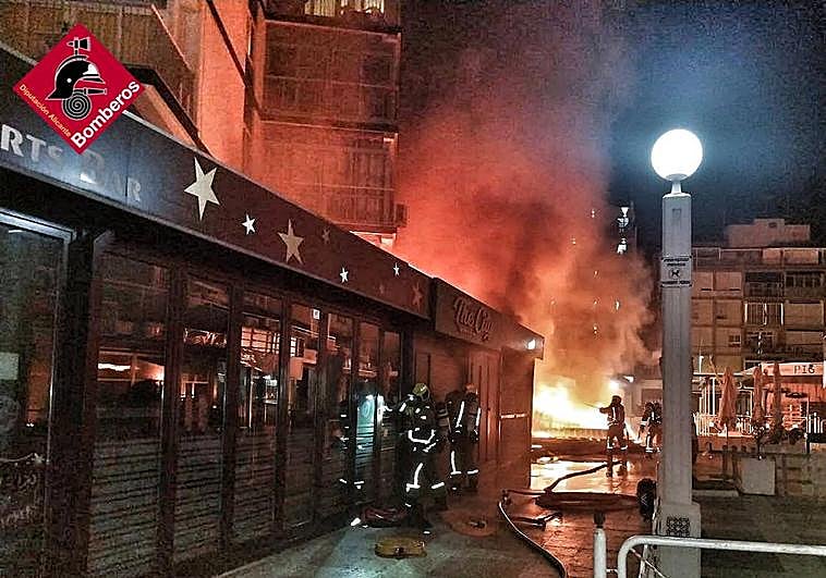 Imágenes del virulento incendio de un local comercial de Benidorm.