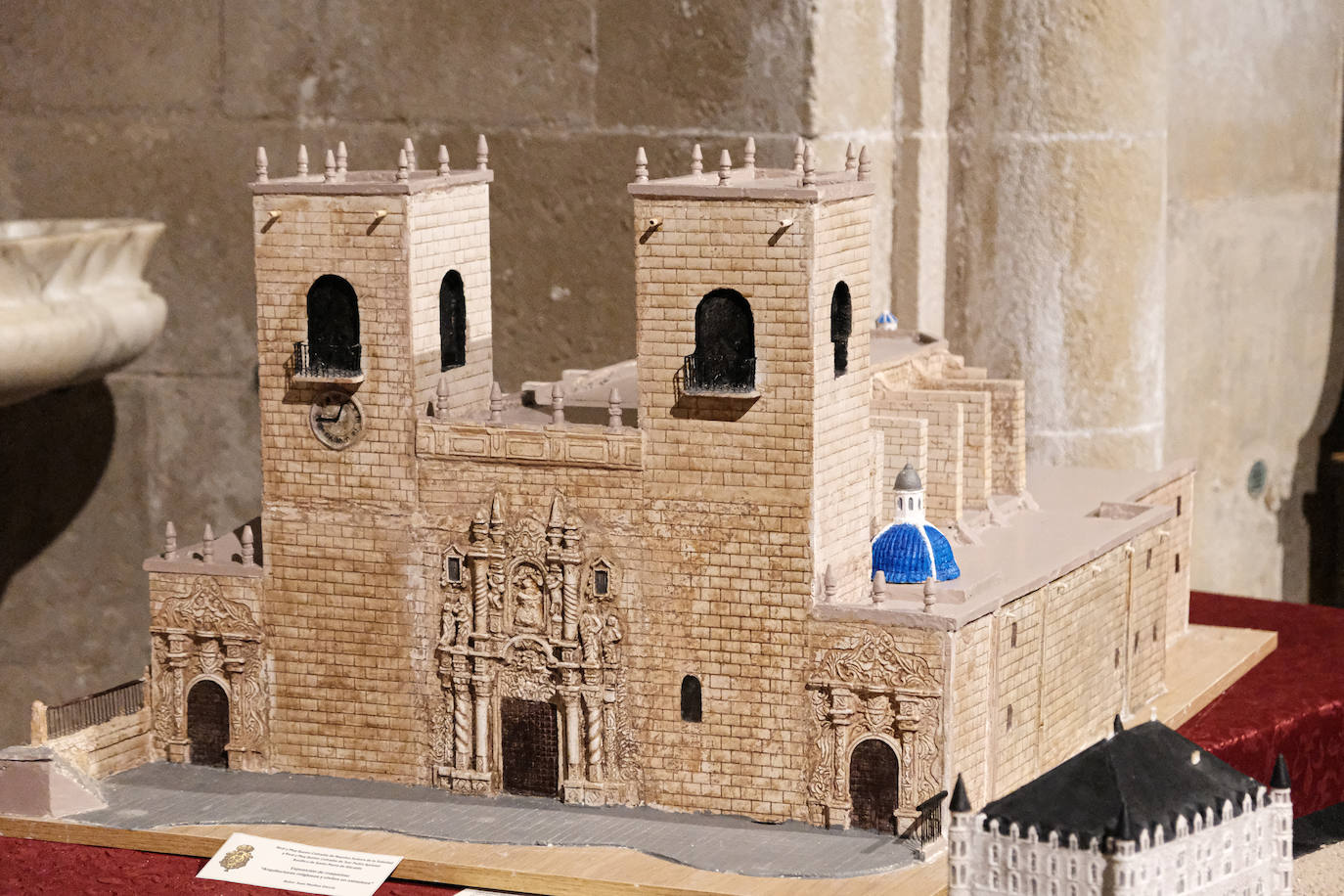 Las miniaturas invaden la Basílica de Santa María de Alicante