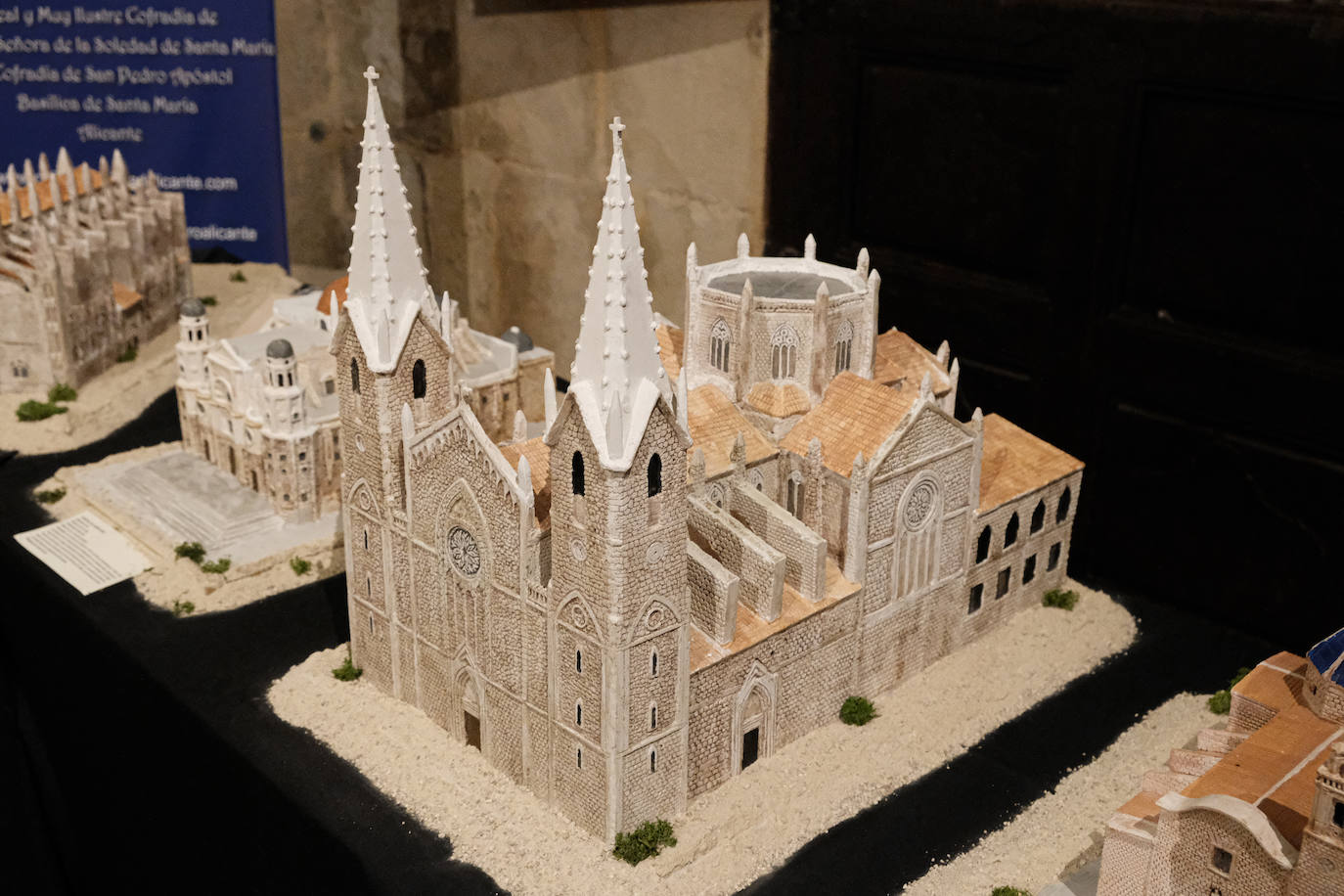 Las miniaturas invaden la Basílica de Santa María de Alicante