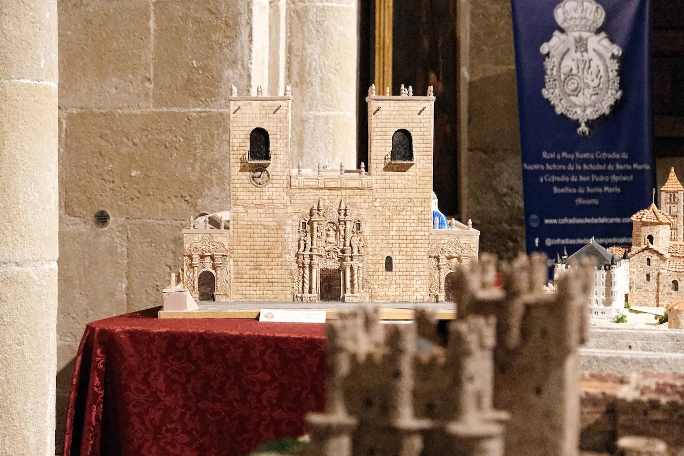 Las miniaturas invaden la Basílica de Santa María de Alicante
