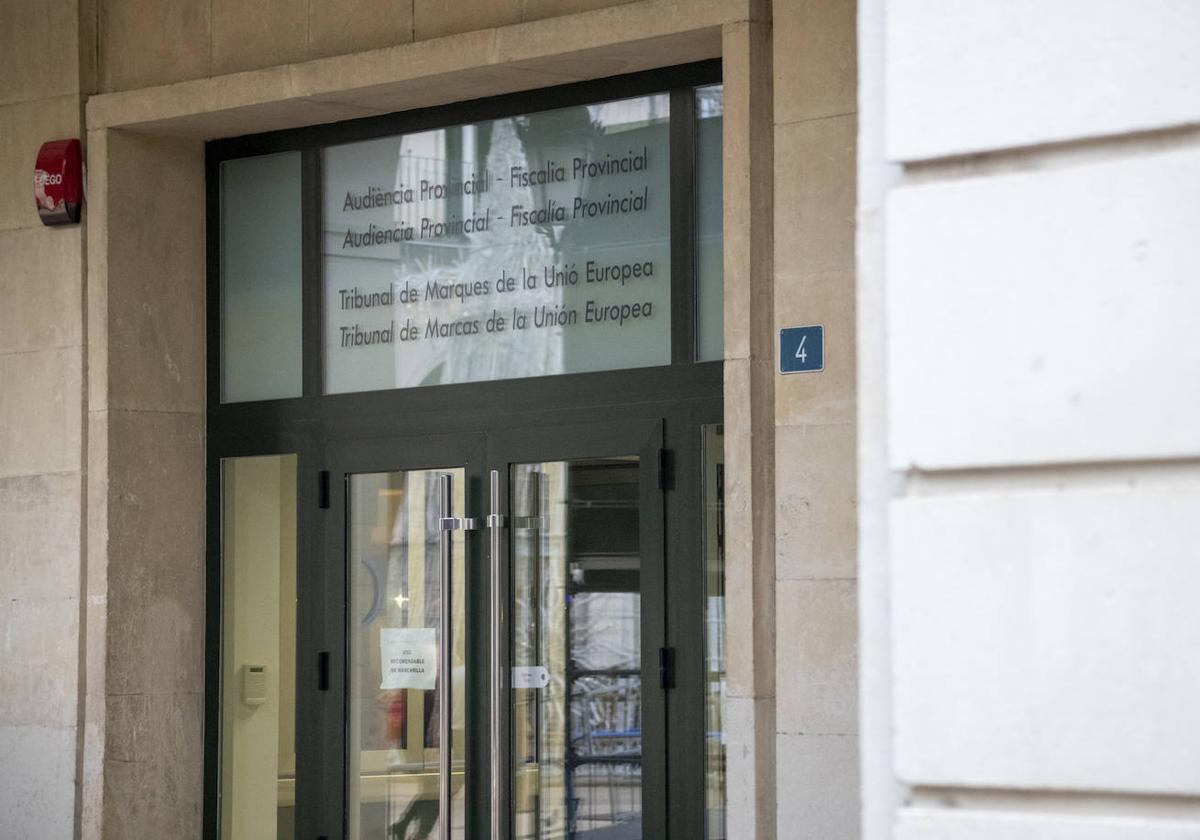 Entrada de la Audiencia Provincial de Alicante.