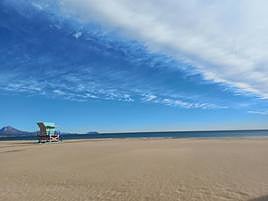 Las nubes persisten aunque en menor medida en Alicante como se aprecia en esta imagen de la playa de San Juan de este fin de semana.