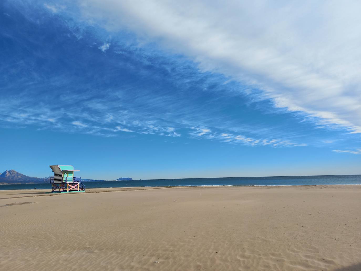 Las nubes persisten aunque en menor medida en Alicante como se aprecia en esta imagen de la playa de San Juan de este fin de semana.