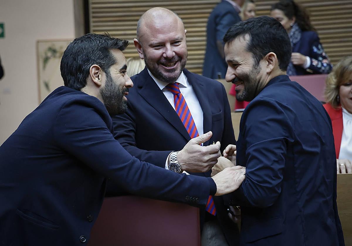 El síndic socialista, José Muñoz, conversa con en Les Corts con Vicent Marzà de Compromís.