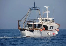 Imagen de un barco saliendo del puerto de Altea