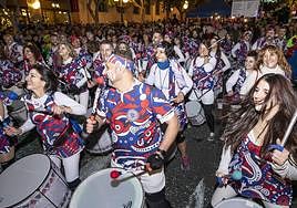 Batucada de Carnaval durante el Sábado Ramblero de Alicante.