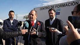 El presidente de la Cámara de Comercio atiende a los medios tras la presentación del curso formativo en Elche.