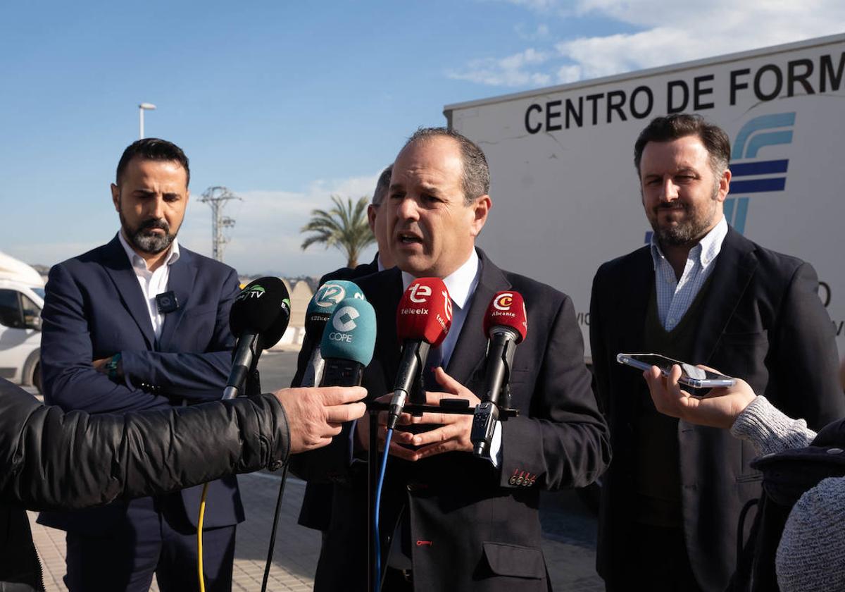 El presidente de la Cámara de Comercio atiende a los medios tras la presentación del curso formativo en Elche.