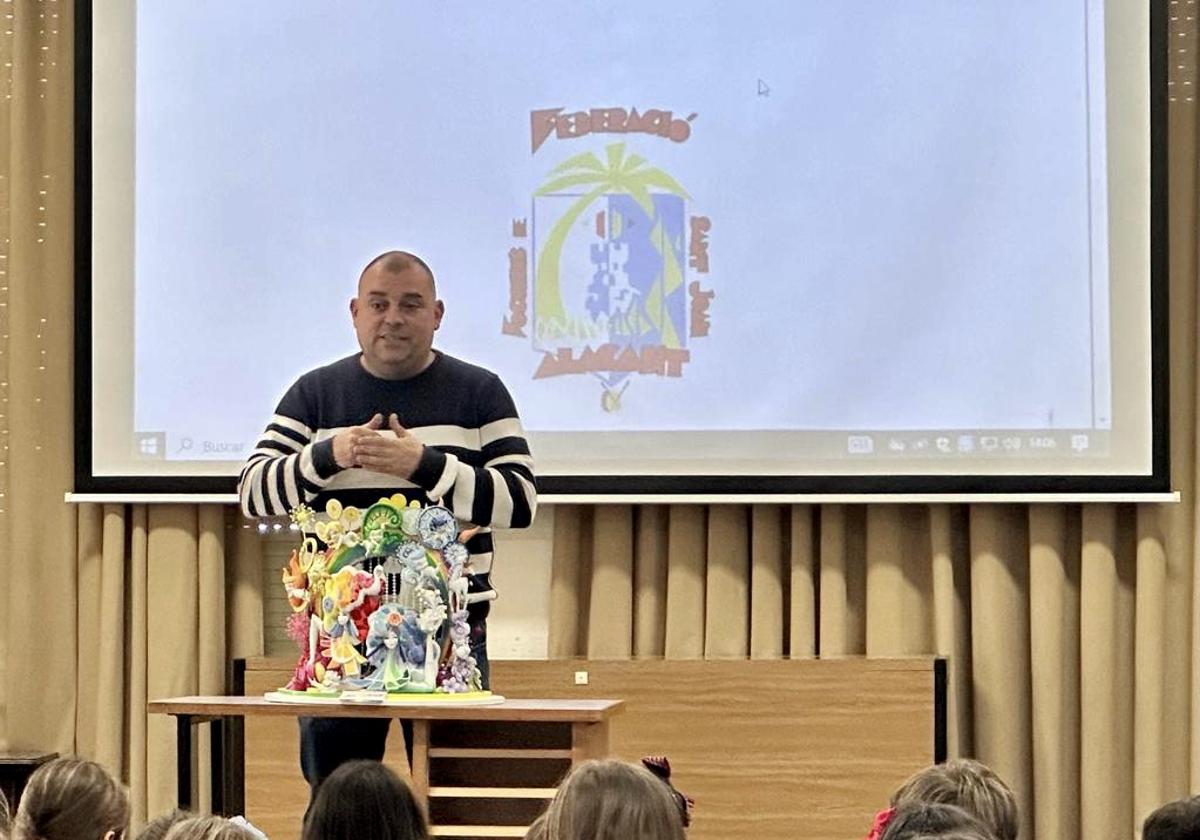 Sergio Gómez explica la hoguera oficial infantil a los escolares de Jesuitas.