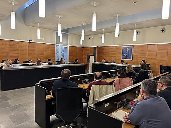 La reunión del primer Consejo Escolar se ha celebrado en el salón de plenos del Ayuntamiento de Sant Vicent del Raspeig.