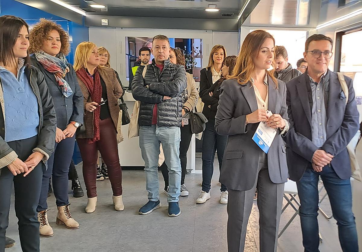 Imagen principal - Imágenes del arranque de la campaña, este jueves en Elche.