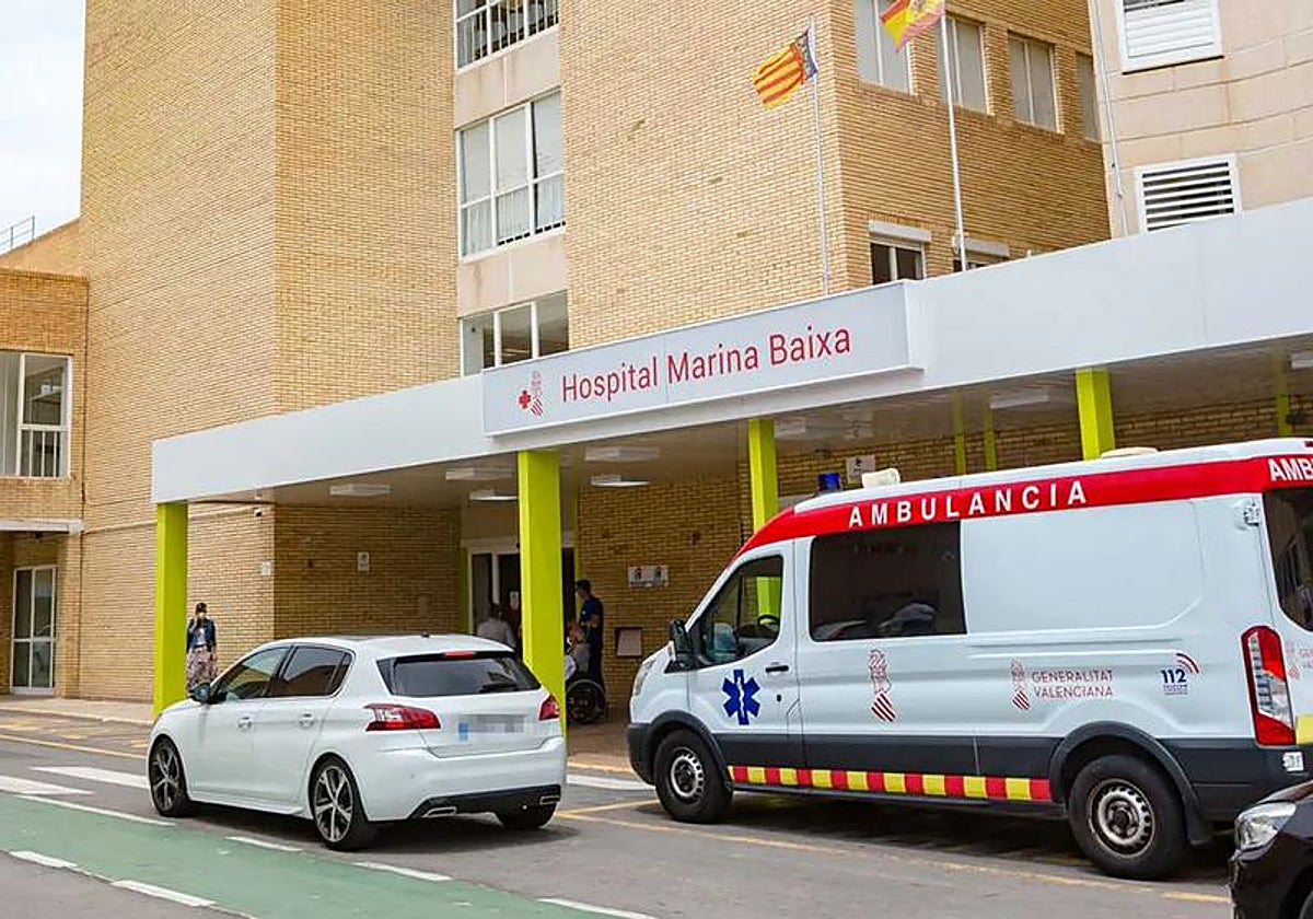 Puerta de entrada al Hospital Marina Baixa.