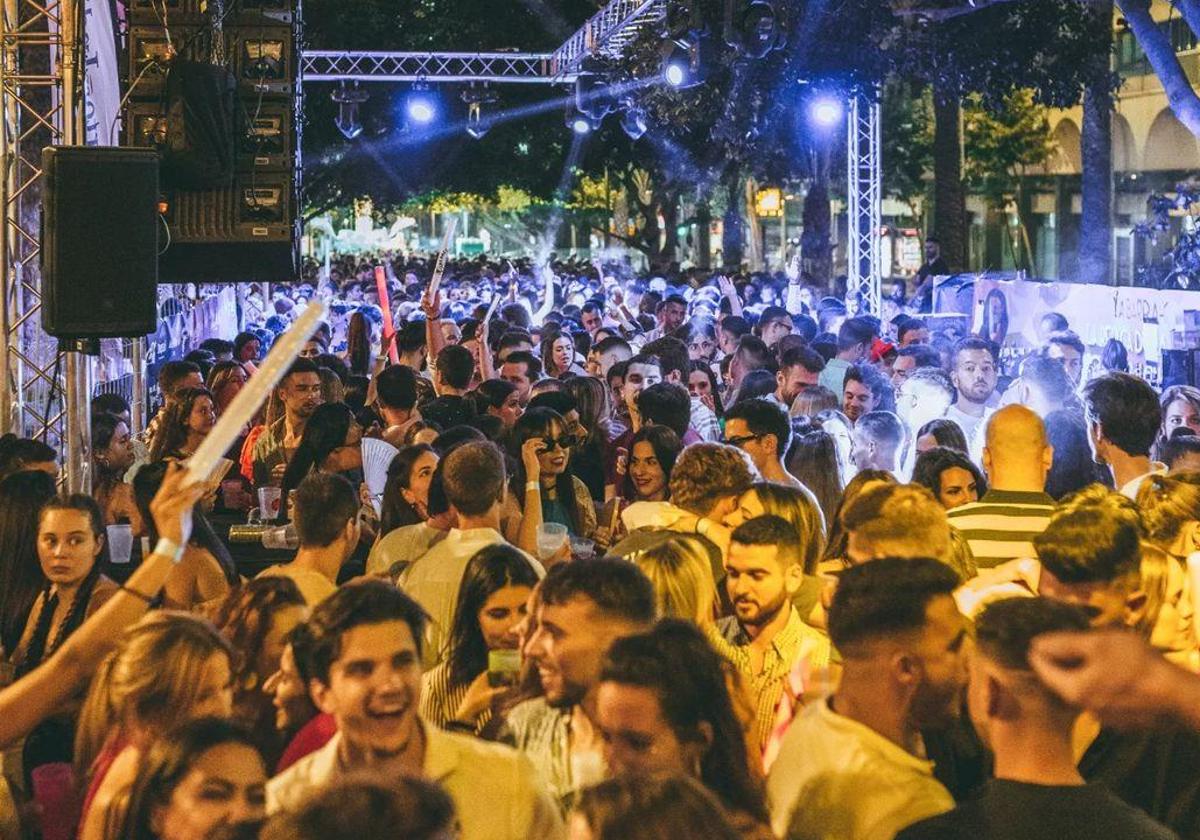 Zona baile del racó del distrito Óscar Esplá durante las últimas Hogueras.