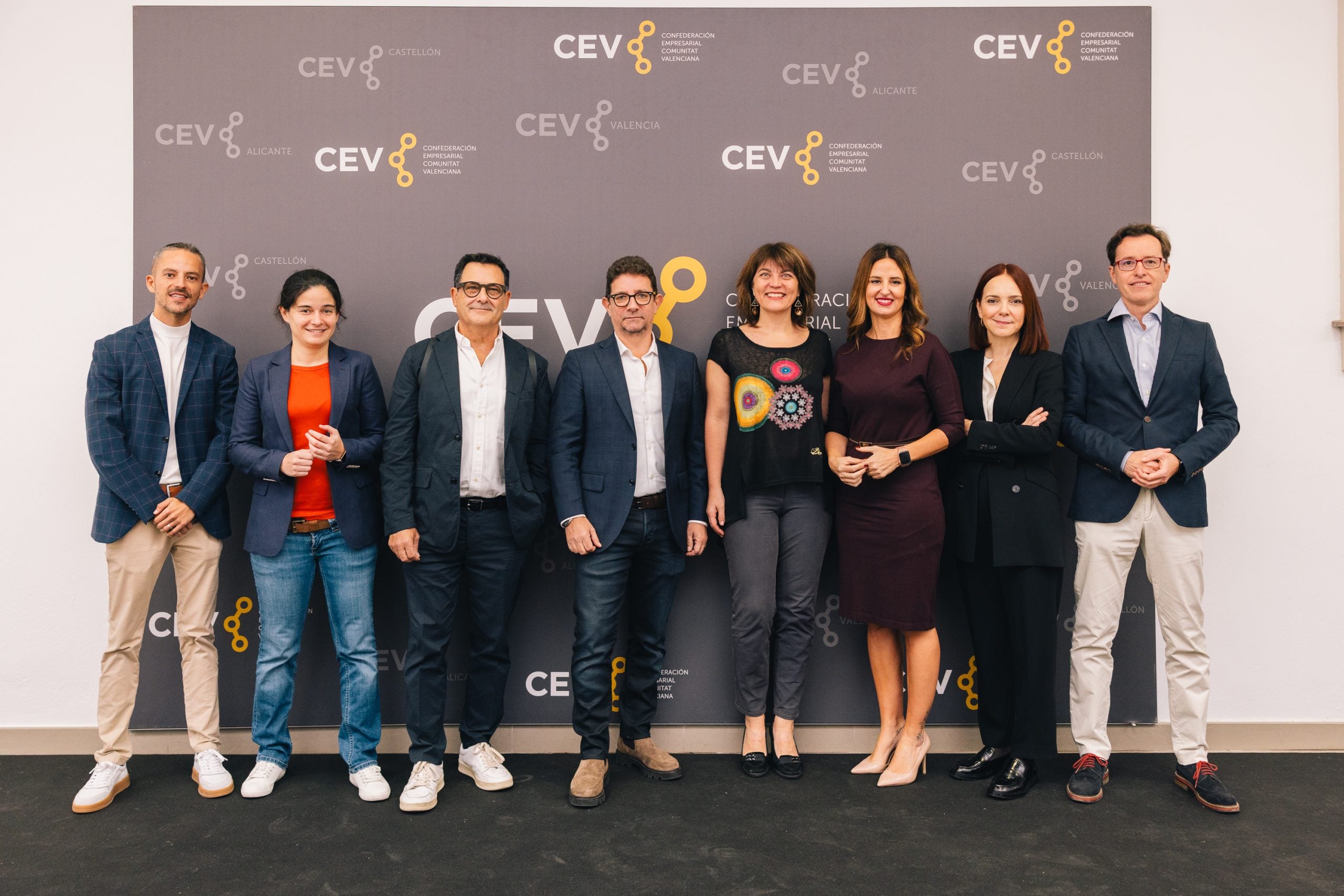 Rubén Ferrández (primero) y Luis Chico (tercero por la izquierda) fueron dos de los ponentes de marcas alicantinas durante el informe.