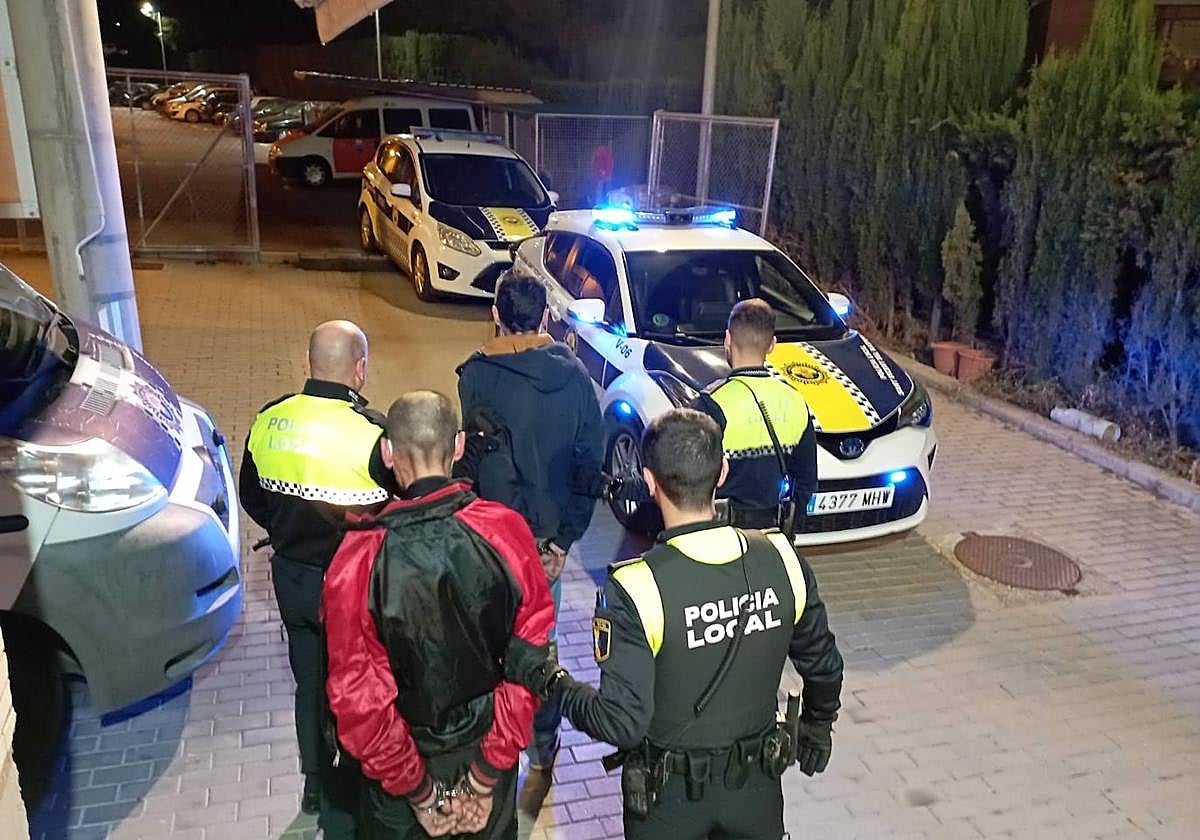 Los agentes trasladan a los dos detenidos.