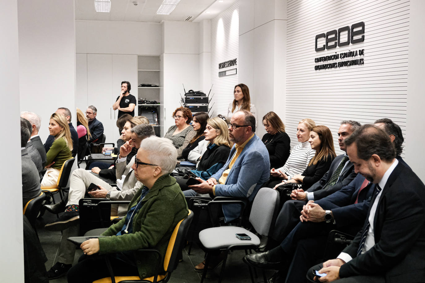 Imagen principal - Diferentes momentos del encuentro celebrado en la sede de la CEV Alicante.