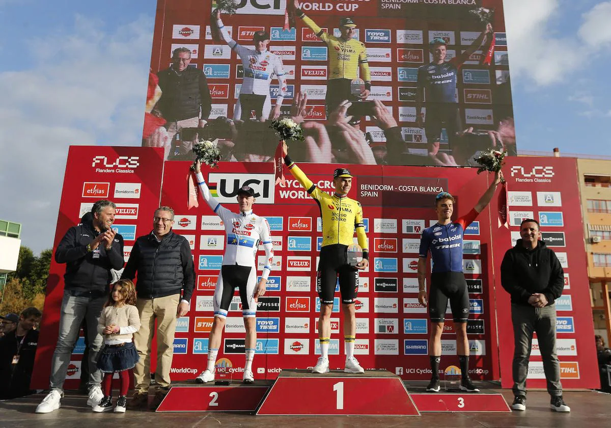 El podio de la carrera con Wout van Aert (c) como ganador de la Copa del Mundo de Ciclocross UCI celebrada este domingo en Benidorm.