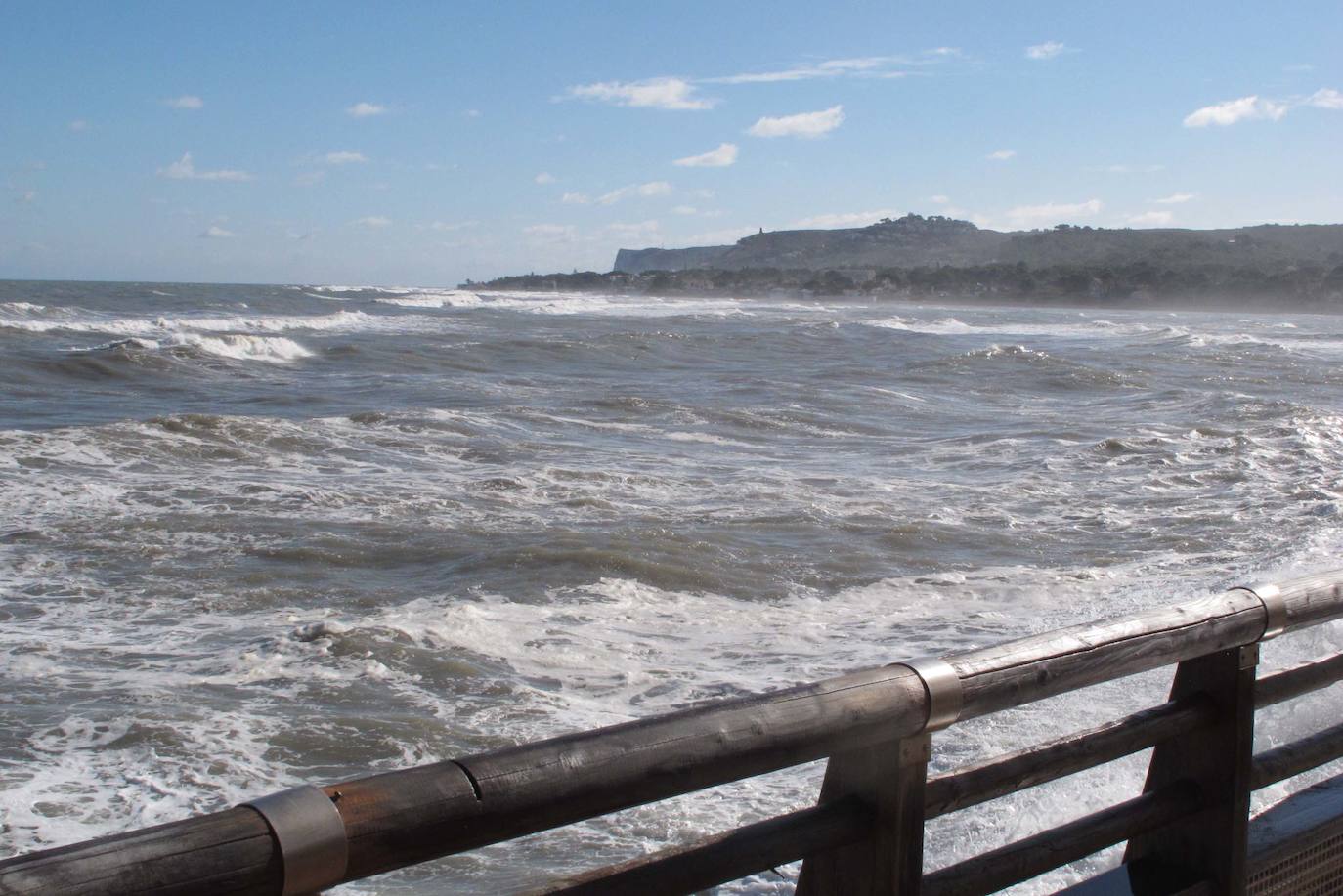 El temporal marítimo azota la costa de Dénia