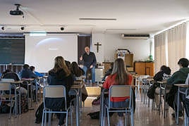 Docente en una aula de Alicante.