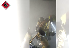 Imágenes de la intervención de los bomberos en la vivienda calcinada.