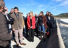 El presidente de la Generalitat, Carlos Mazón, y la consellera de Medio Ambiente, Salomé Pradas, en el embalse del Toscar.