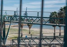 Playa de San Gabriel con el Puerto de Alicante al fondo.