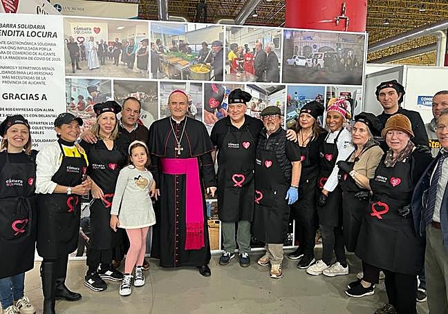 El obispo Munilla junto a integrantes de Alicante Gastronómica.