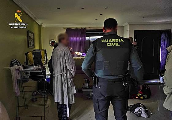Agentes de la Guardia Civil en la vivienda de uno de los apresados.
