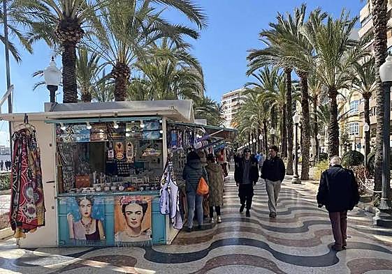Los 'hippies' del paseo de la Explanada de Alicante.