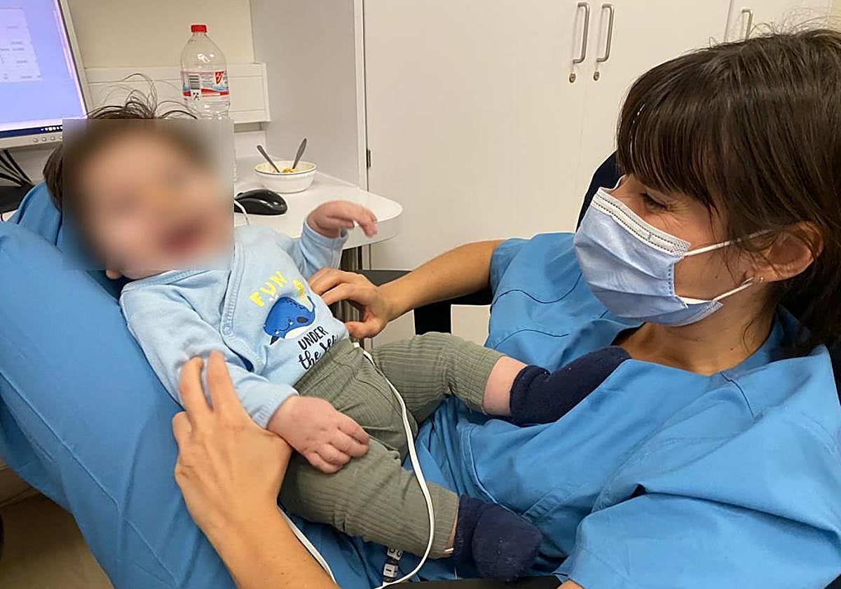 Verónica Garre durante su trabajo de enfermera en una UCI pediátrica en Alemania.