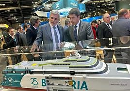 Utor y Mazón contemplan la maqueta del 'Margarita Salas'.