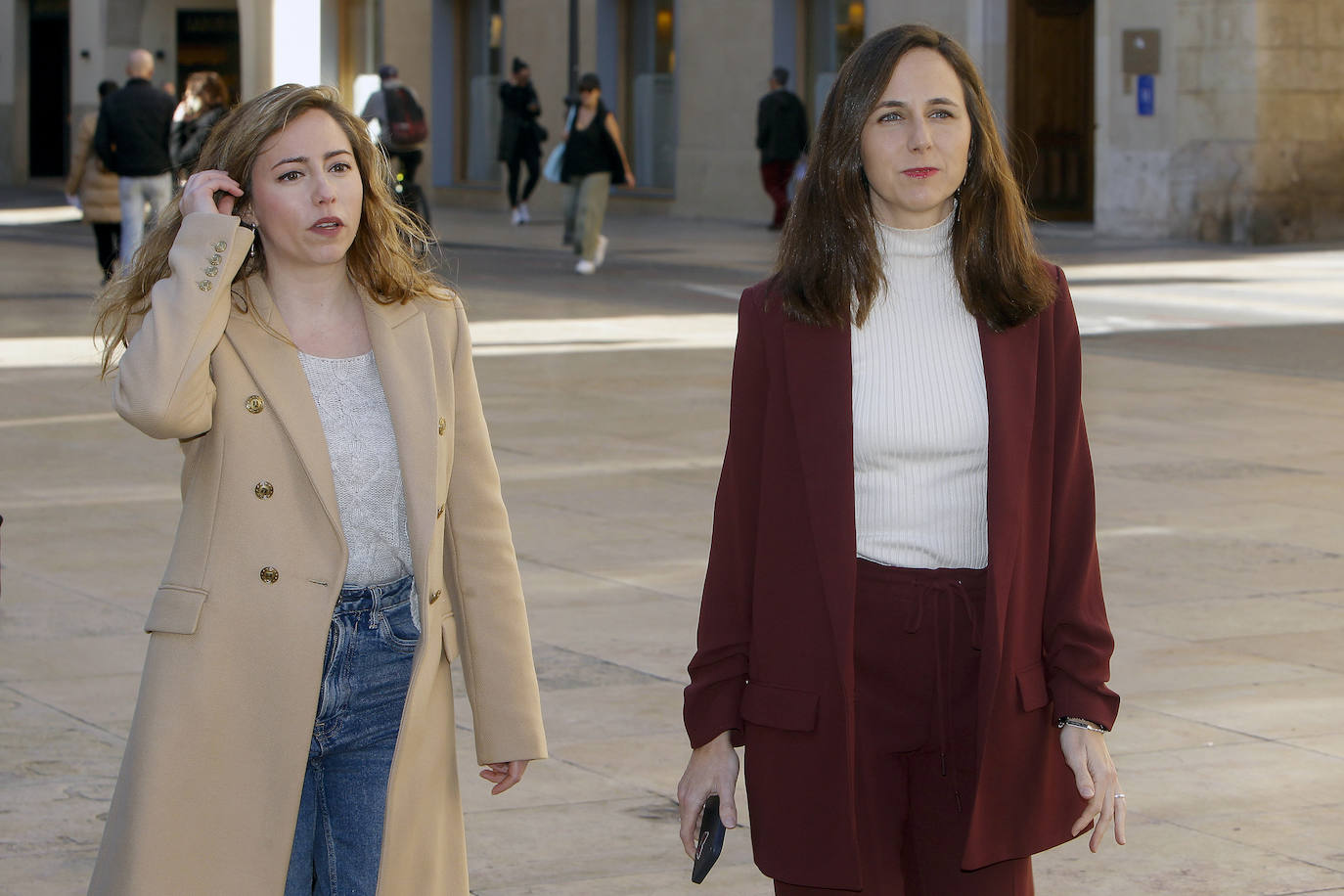 María Teresa Pérez y Ione Belarra en la plaza del Ayuntamiento de Alicante.