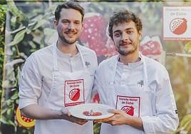 Jorge Muñoz y su ayudante con el plato estrella del concurso de granada mollar de Elche.