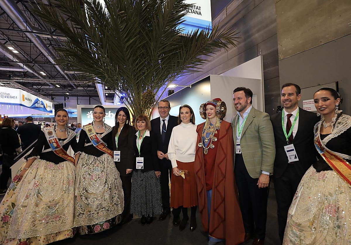 El presidente de la Diputación, Toni Pérez, con la secretaria general del PP, Cuca Gamarra; el alcalde de Elche, Pablo Ruz, con la Dama viviente de Elche y las reinas de las fiestas ilicitanas.